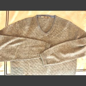 Raffi luxe cashmere V-neck men’s sweater. Gray. M